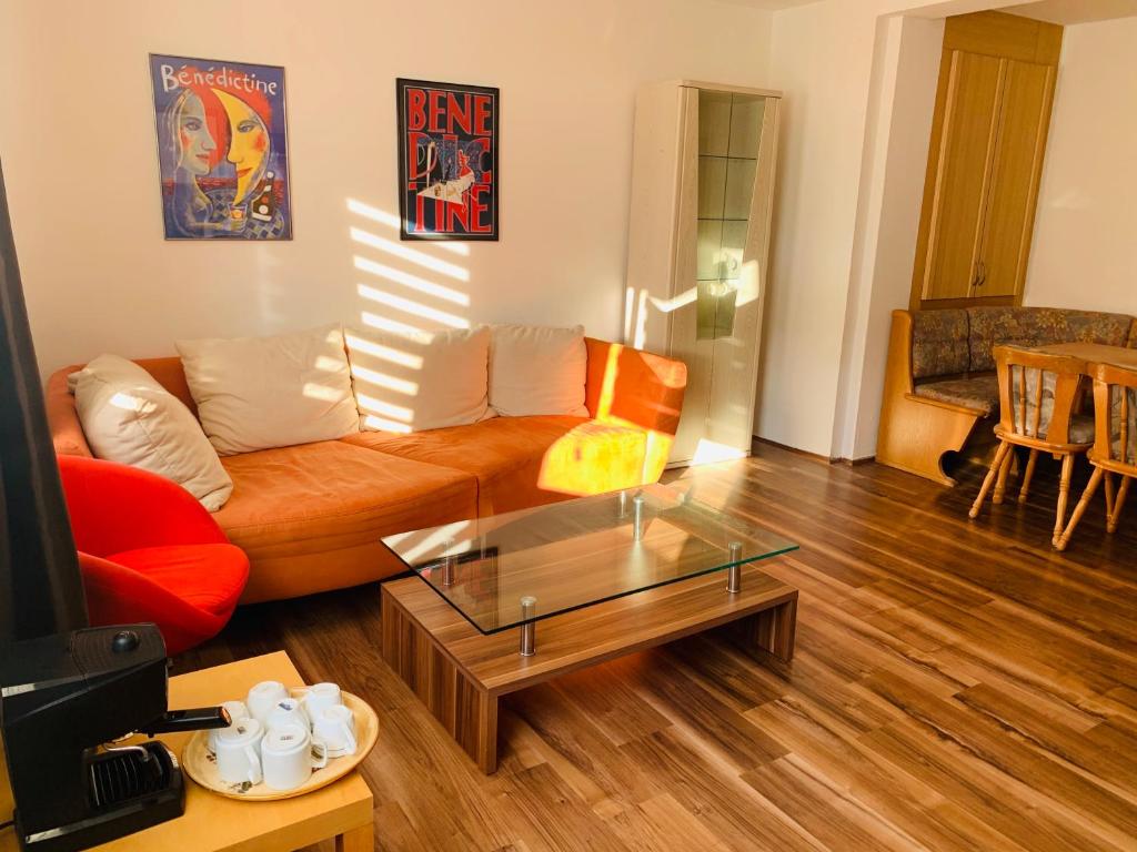 ein Wohnzimmer mit einem Sofa und einem Tisch in der Unterkunft Charmante 3Zi-Ferienwohnung im Landhausstil in Kaufbeuren