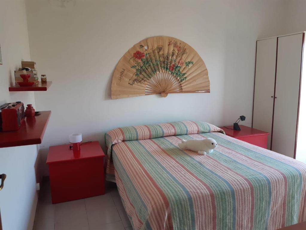 een slaapkamer met een bed met een knuffeldier erop bij casa panoramica in Calatabiano