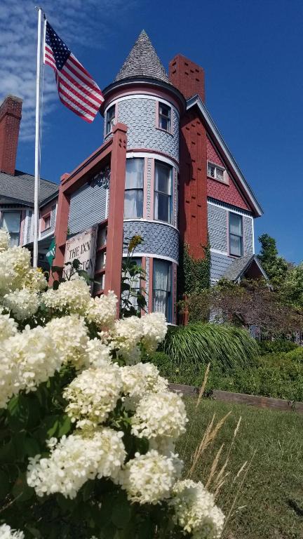 Uma casa com uma bandeira americana à frente. em The Fresh Coast Inn at Ludington em Ludington