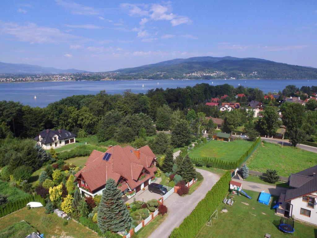 widok z lotu ptaka na dom z jeziorem w obiekcie Apartamenty Świętego Wita w Żywcu