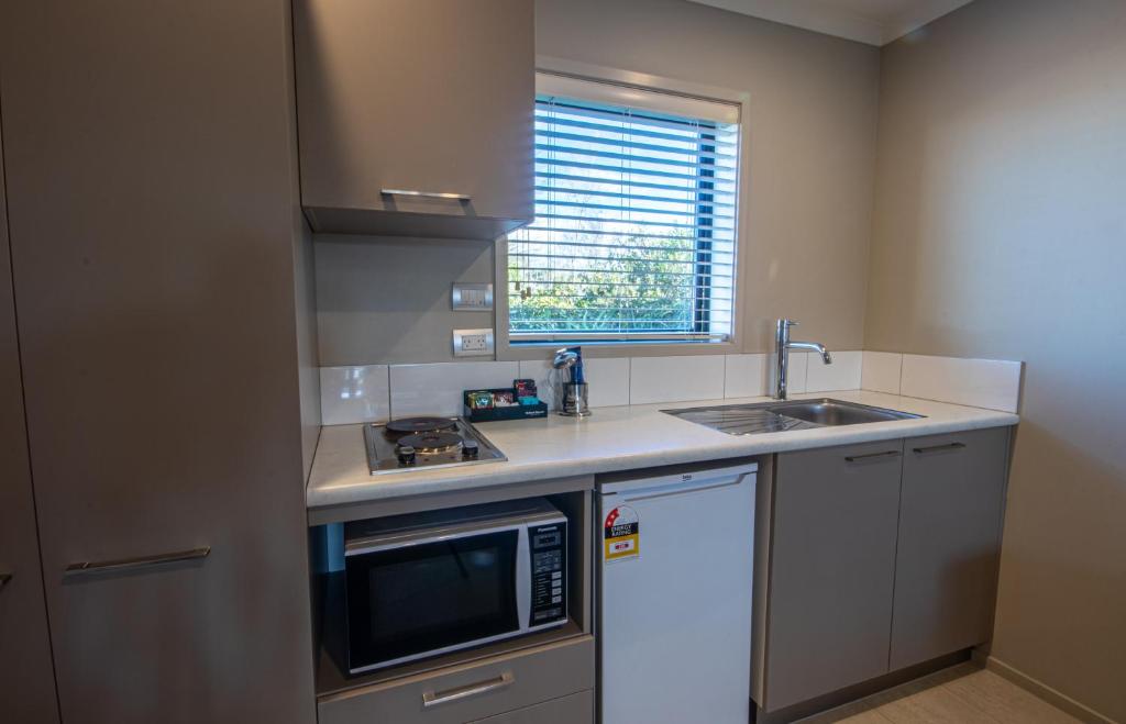 Kuchyň nebo kuchyňský kout v ubytování Amity Court Motel
