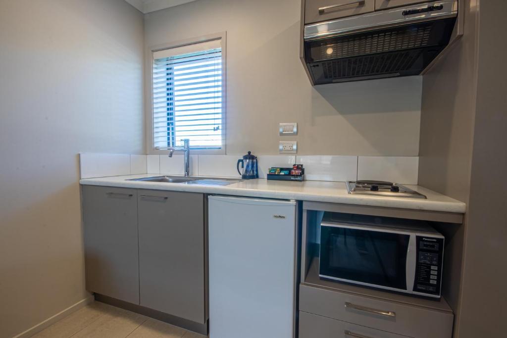 Kuchyň nebo kuchyňský kout v ubytování Amity Court Motel