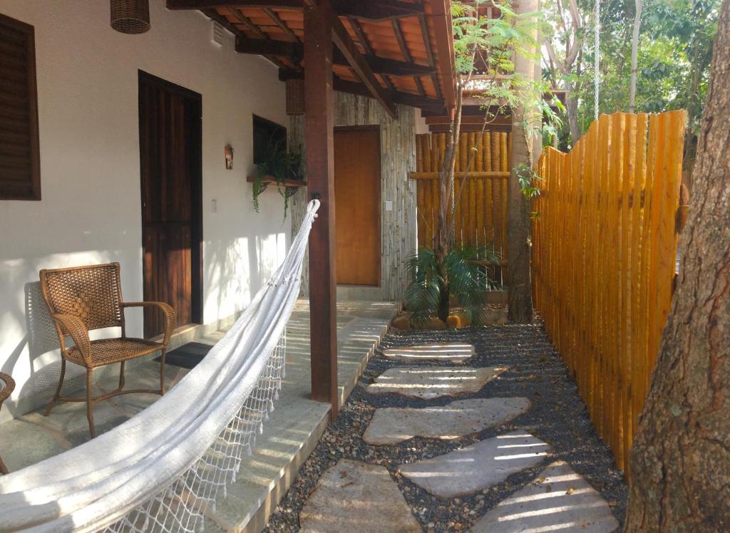 uma rede no alpendre de uma casa em Casa de São Jorge em Pirenópolis