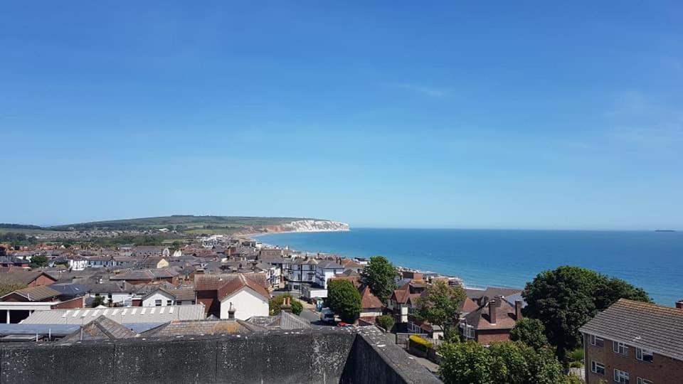 een stad met huizen en de oceaan op de achtergrond bij The Wight Bay Hotel - Isle of Wight in Sandown