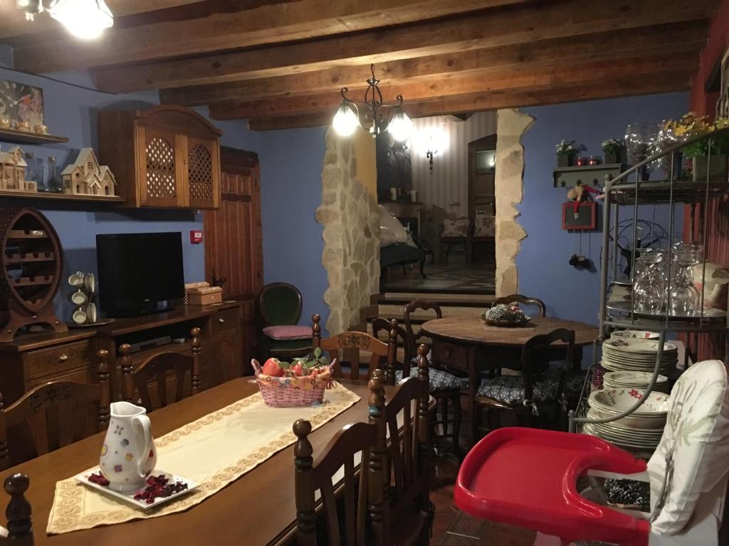 Televízia a/alebo spoločenská miestnosť v ubytovaní CASA RURAL EL SALIDERO