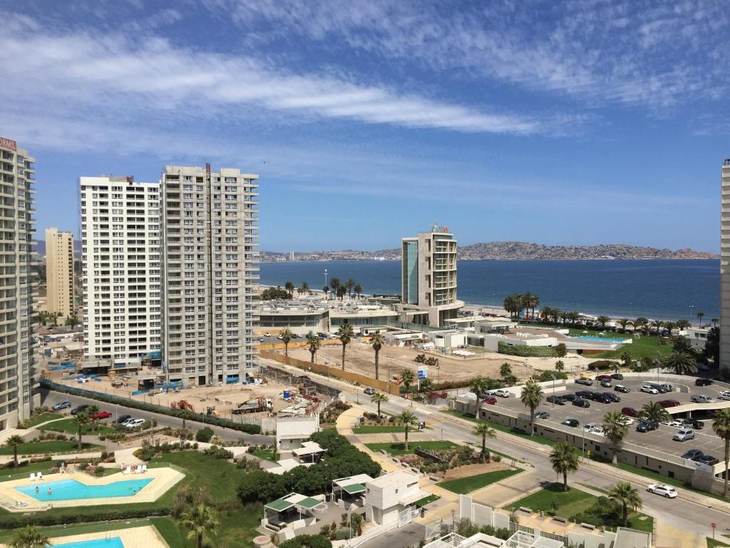 vistas a una ciudad con edificios altos y al océano en Departamento en Serena, en Coquimbo