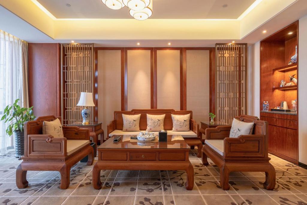 a living room with a couch and a table at Ordos Yonggui Hotel in Ordos