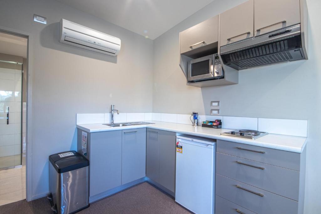 Kuchyň nebo kuchyňský kout v ubytování Amity Court Motel