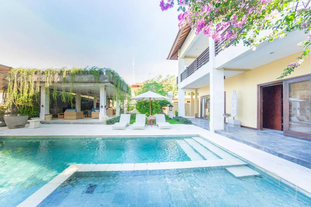 une piscine dans l'arrière-cour d'une maison dans l'établissement Villa Simone Bali, à Jimbaran