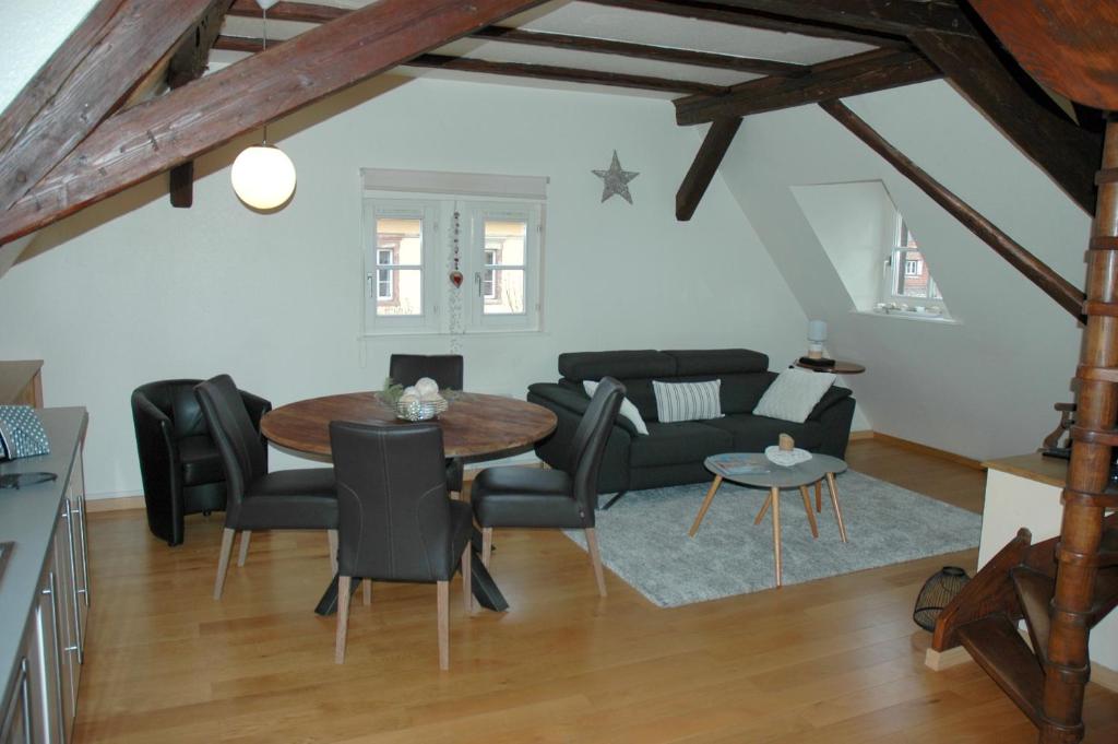 sala de estar con mesa y sofá en appartement à Colmar en Colmar