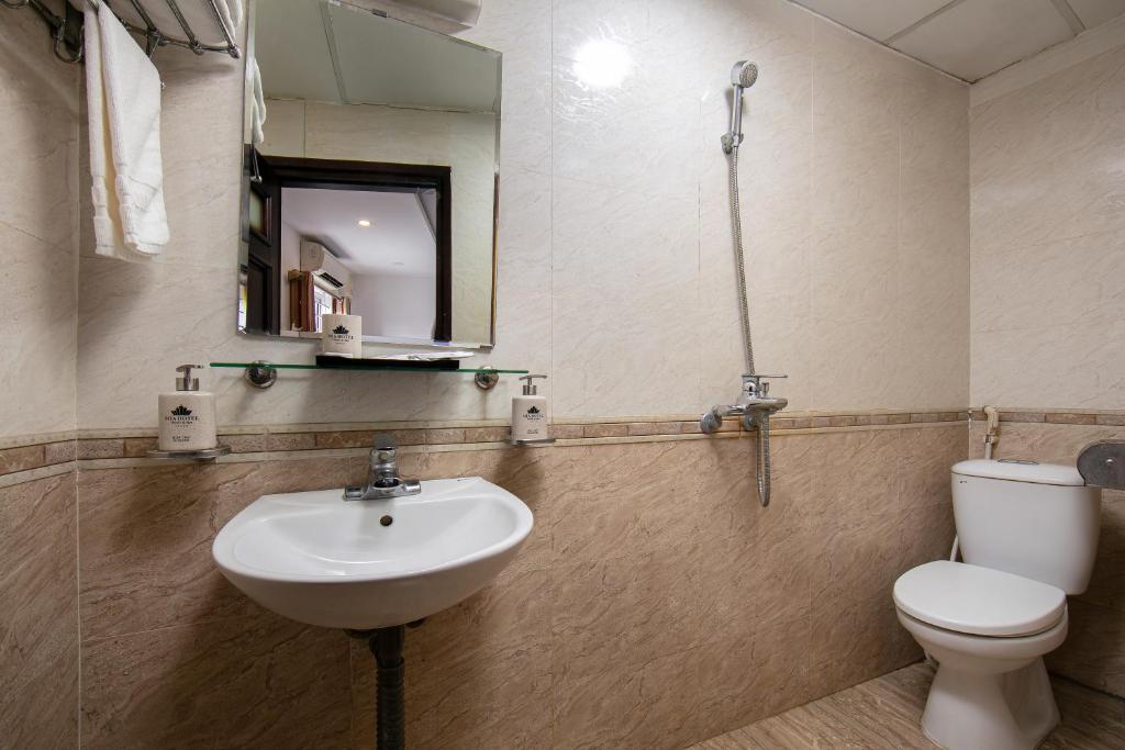 Koupelna v ubytování ĐỨC TRỌNG HOTEL