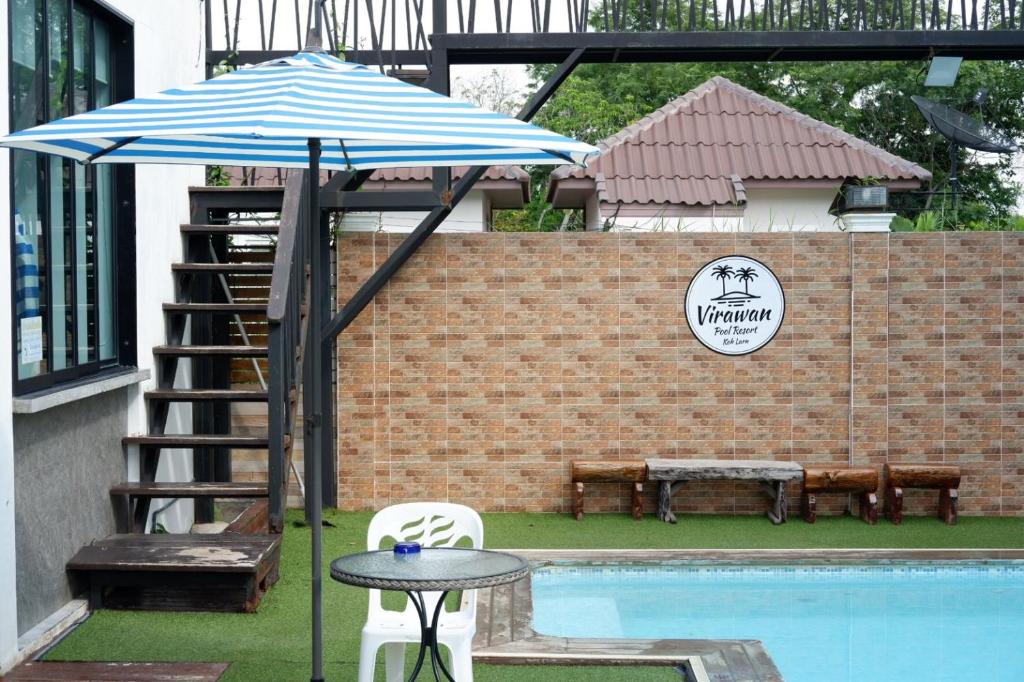 Bazén v ubytování Virawan pool kohlarn วิราวัน พูล รีสอร์ท ที่พักเกาะล้าน nebo v jeho okolí