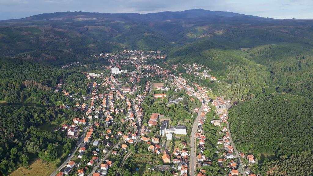 eine Luftansicht einer Stadt in den Bergen in der Unterkunft Urlaub beim Fürst in Wernigerode