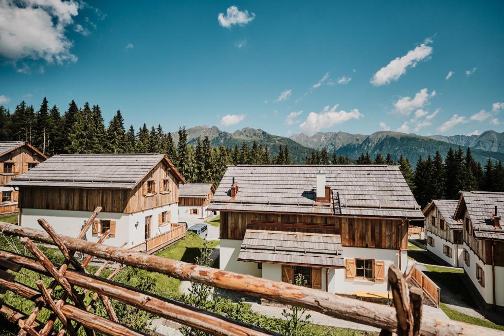widok na wioskę z górami w tle w obiekcie Almdorf Omlach, Fanningberg w mieście Weisspriach