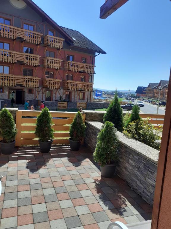 uitzicht op een gebouw met potplanten op een patio bij Terezia Tatry - Golf in Veľká Lomnica