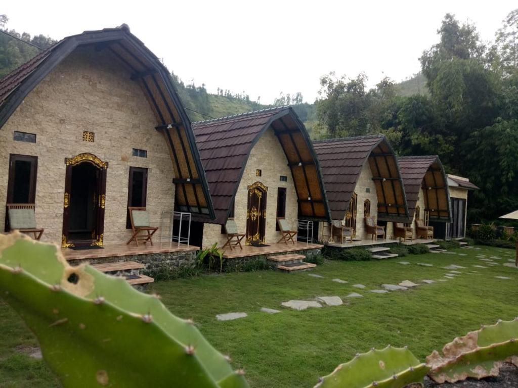 a group of cottages with brown roofs at Zelobi Omnivora Cottage in Kintamani