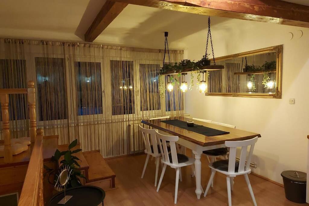 una cucina con tavolo e sedie in una stanza di Apartment Božo a Krasno Polje