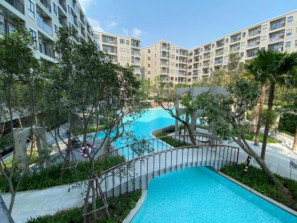 una vista aérea de una piscina en un edificio de apartamentos en Luxury La casita Huahin en Hua Hin