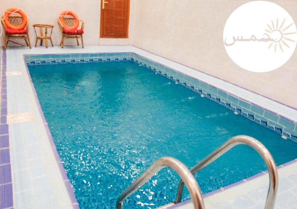 Bazén v ubytování Shams W Qamar Chalets nebo v jeho okolí