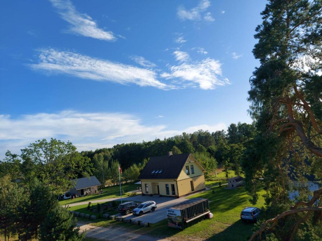 eine Luftansicht eines Hauses mit Parkplatz in der Unterkunft Priedes in Engure