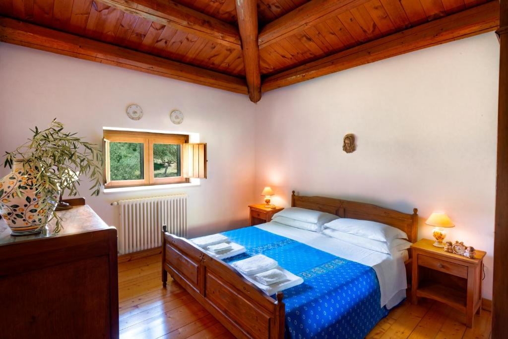 Postel nebo postele na pokoji v ubytování Agriturismo Borgo degli ulivi