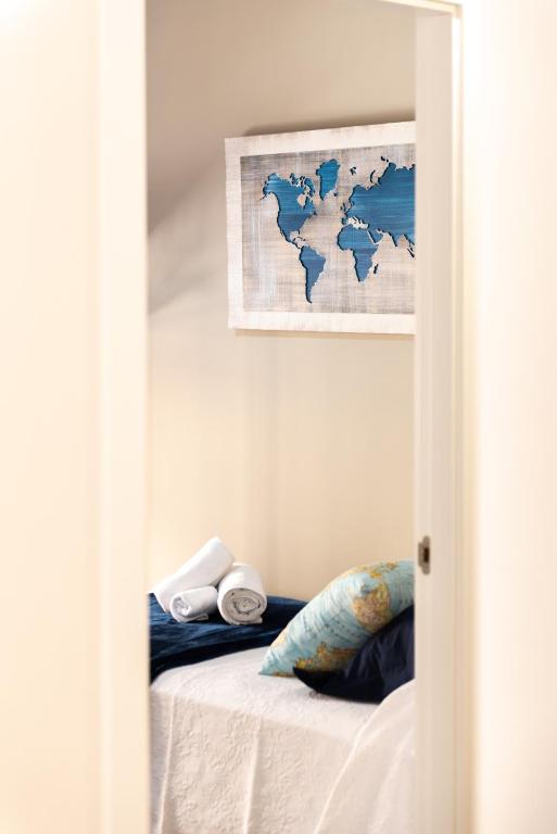 A bed or beds in a room at La Casa de los Mapas
