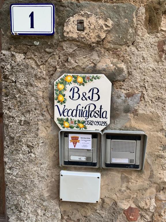 a sign for a bebb vedilisca on a stone wall at Vecchia Posta Casa Vacanze in Montecatini Terme