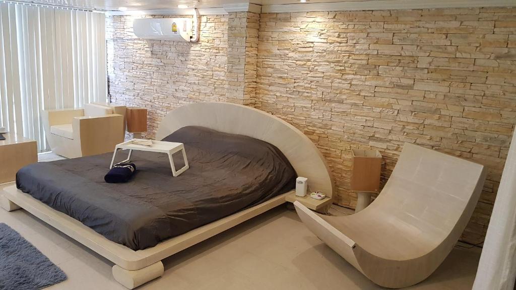 ein Schlafzimmer mit einem Bett und einem Tisch darauf in der Unterkunft Kata Happy Place in Kata Beach