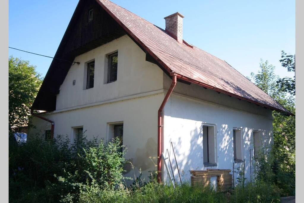 ein altes weißes Haus mit rotem Dach in der Unterkunft Pobyt v CHKO České středohoří pod horou Milešovkou in Teplice