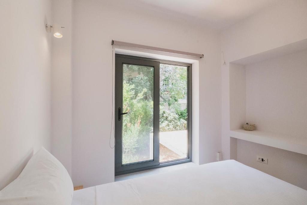 A bed or beds in a room at Sun-splashed Stylish Flat, steps to City Old Town