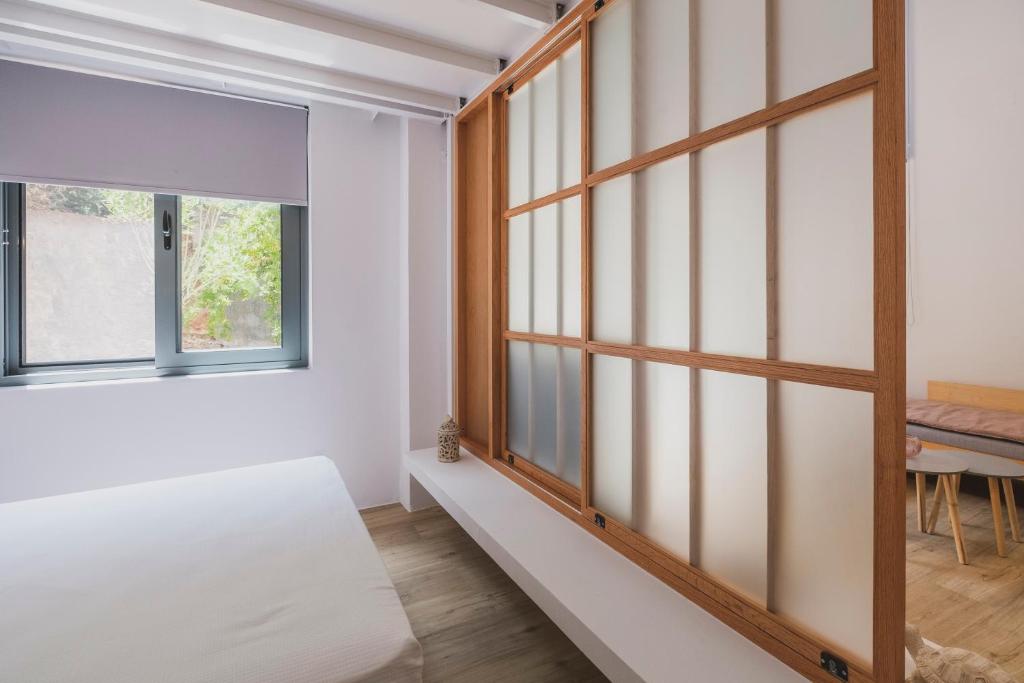 A bed or beds in a room at Sun-splashed Stylish Flat, steps to City Old Town