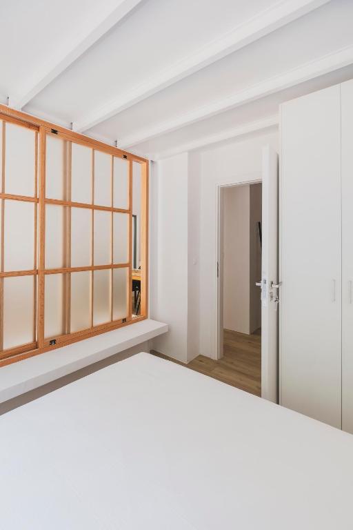 A bed or beds in a room at Sun-splashed Stylish Flat, steps to City Old Town