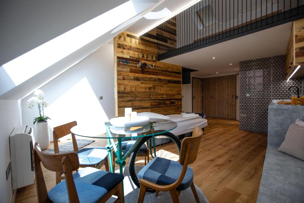 
Comfort Attic Apartment - split level
