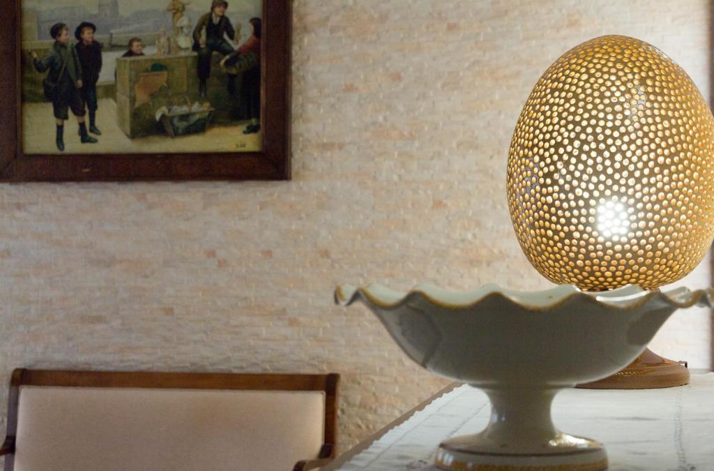 una lampada seduta sopra un tavolo in una stanza di La Maison a Grottaglie