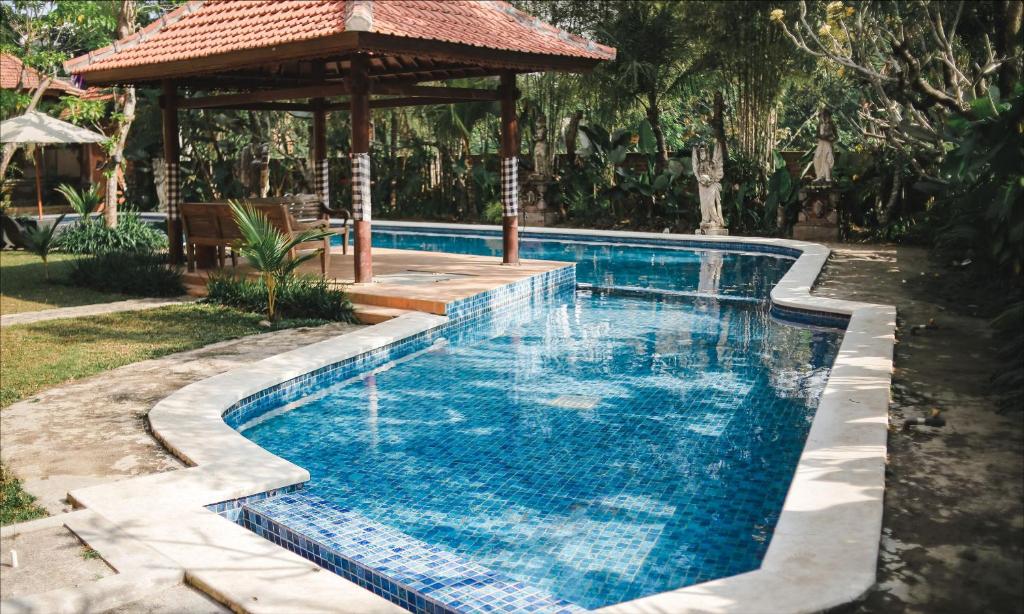 Basen w obiekcie Ubud Hotel & Cottages lub w pobliżu