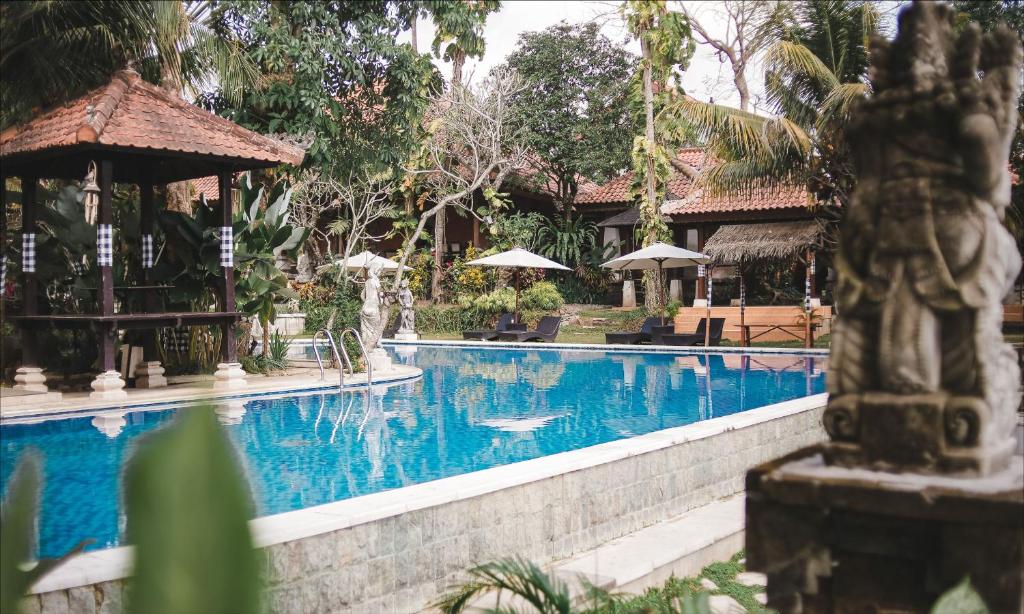 basen przed ośrodkiem w obiekcie Ubud Hotel & Cottages w mieście Malang