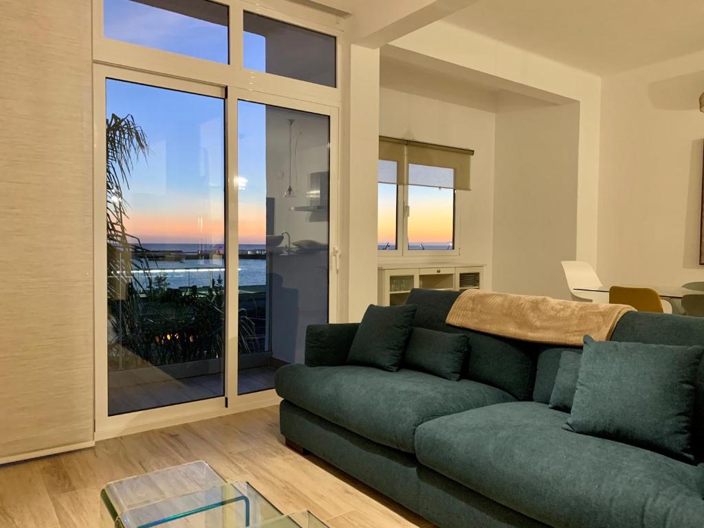 ein Wohnzimmer mit einem Sofa und Meerblick in der Unterkunft Casa Carla in Arrecife