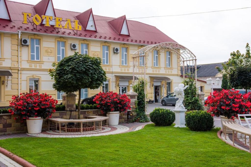 een hotel met een tuin voor een gebouw bij Staryj Kosiv in Staryi Kosiv