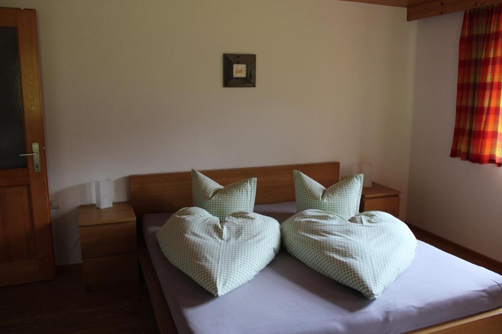 Een bed of bedden in een kamer bij Ferienwohnung in der Schoß