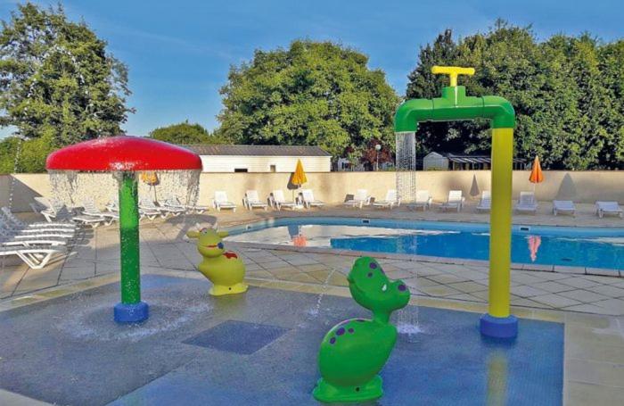 una piscina con un parque acuático con una fuente en camping du ried à proximité d'Europa-Park et Rulentica, en Boofzheim