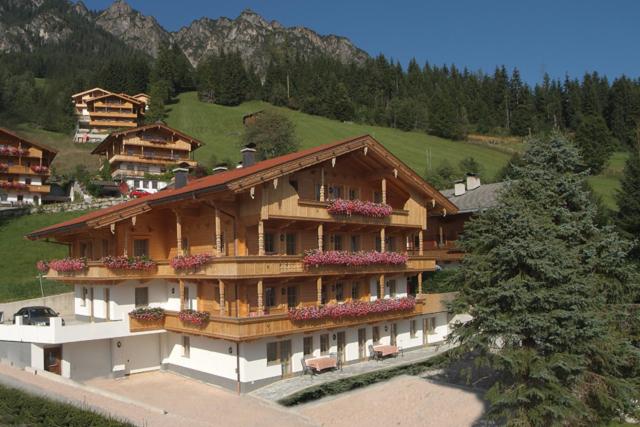 un gran edificio con flores en la parte delantera en Aparthaus Sonnenhof, en Alpbach