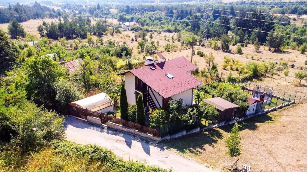 拉茲洛格的住宿－Вила Бойков Рид，享有小房子空中的火车景色