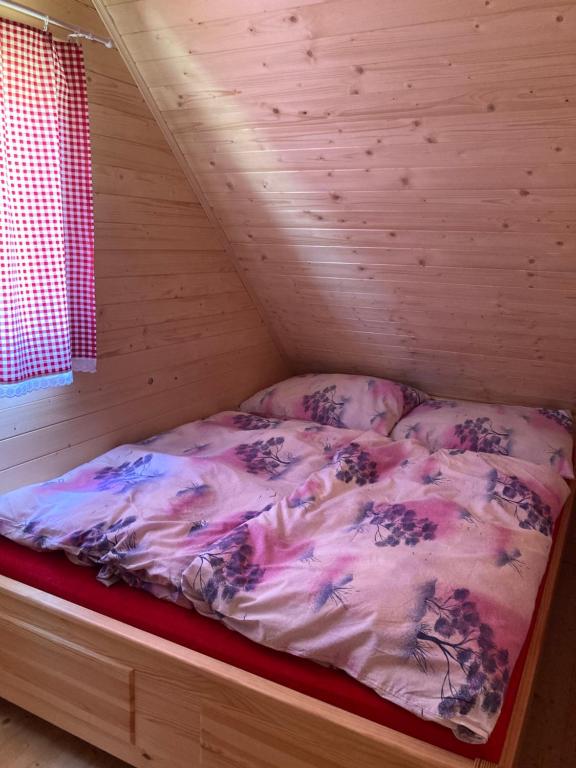 Posteľ alebo postele v izbe v ubytovaní Drevenica Karolína