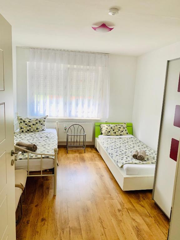Postel nebo postele na pokoji v ubytování Drei Zimmer Apartment am Rhein