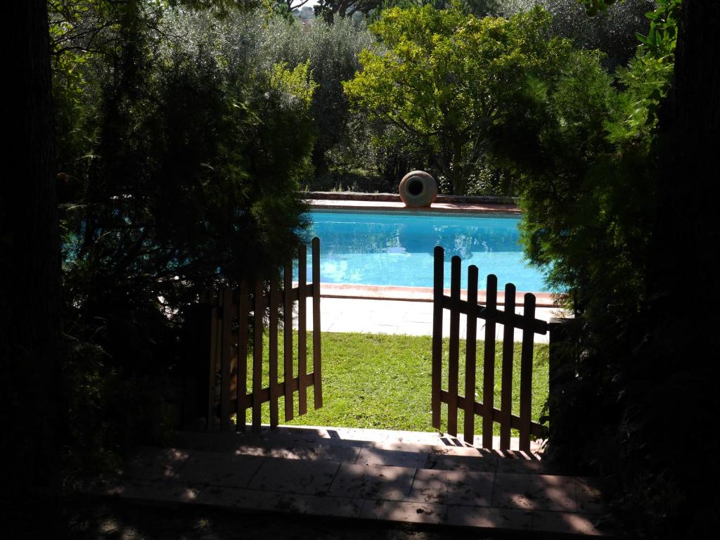 um portão que leva a uma piscina com uma cerca em Casa Dos Arrabidos em Torres Novas