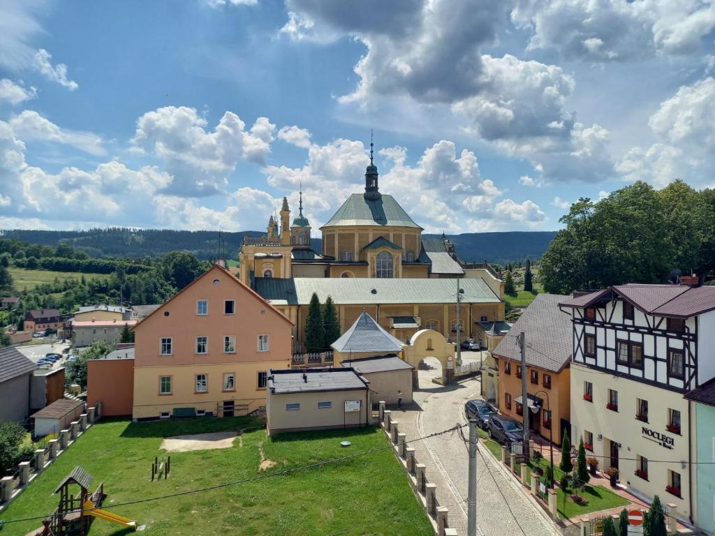 eine Luftansicht einer kleinen Stadt mit einer Kirche in der Unterkunft Pokoje Gościnne u Reni in Wambierzyce