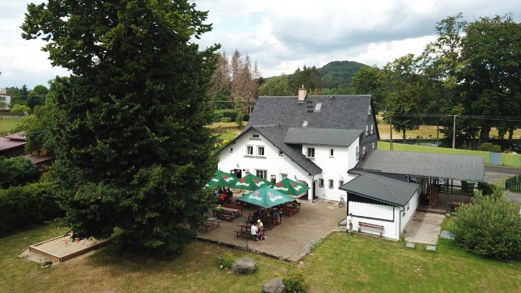 una vista aérea de una casa blanca con una mesa en Penzion Vlčárna, en Krásná Lípa