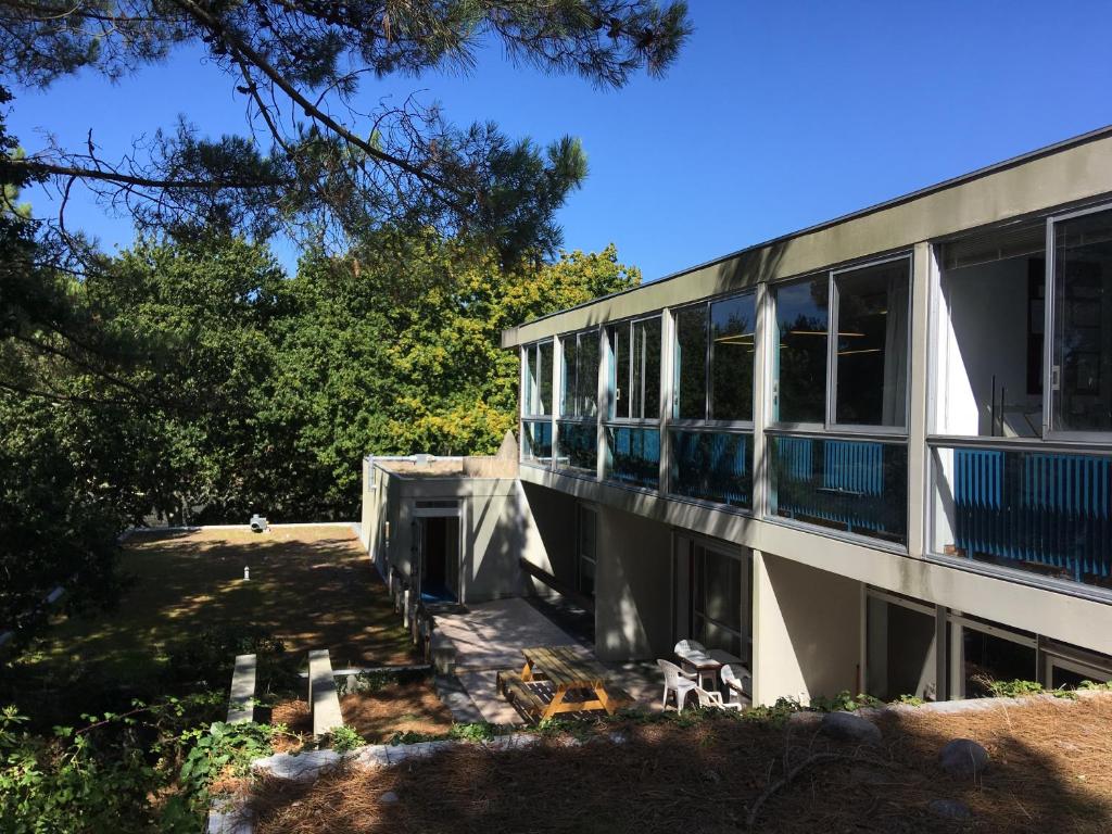 un edificio en construcción con muchas ventanas en Auberge de Jeunesse HI Lorient en Lorient