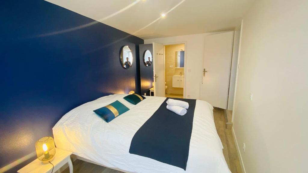- une chambre avec un grand lit aux murs bleus dans l'établissement Neuf et cosy à Barr, route des vins, à Barr