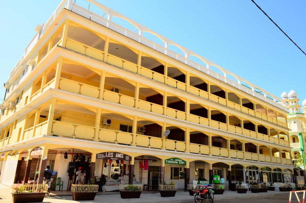 モロンダバにあるHOTEL MENABEの黄色の建物(バルコニー付)